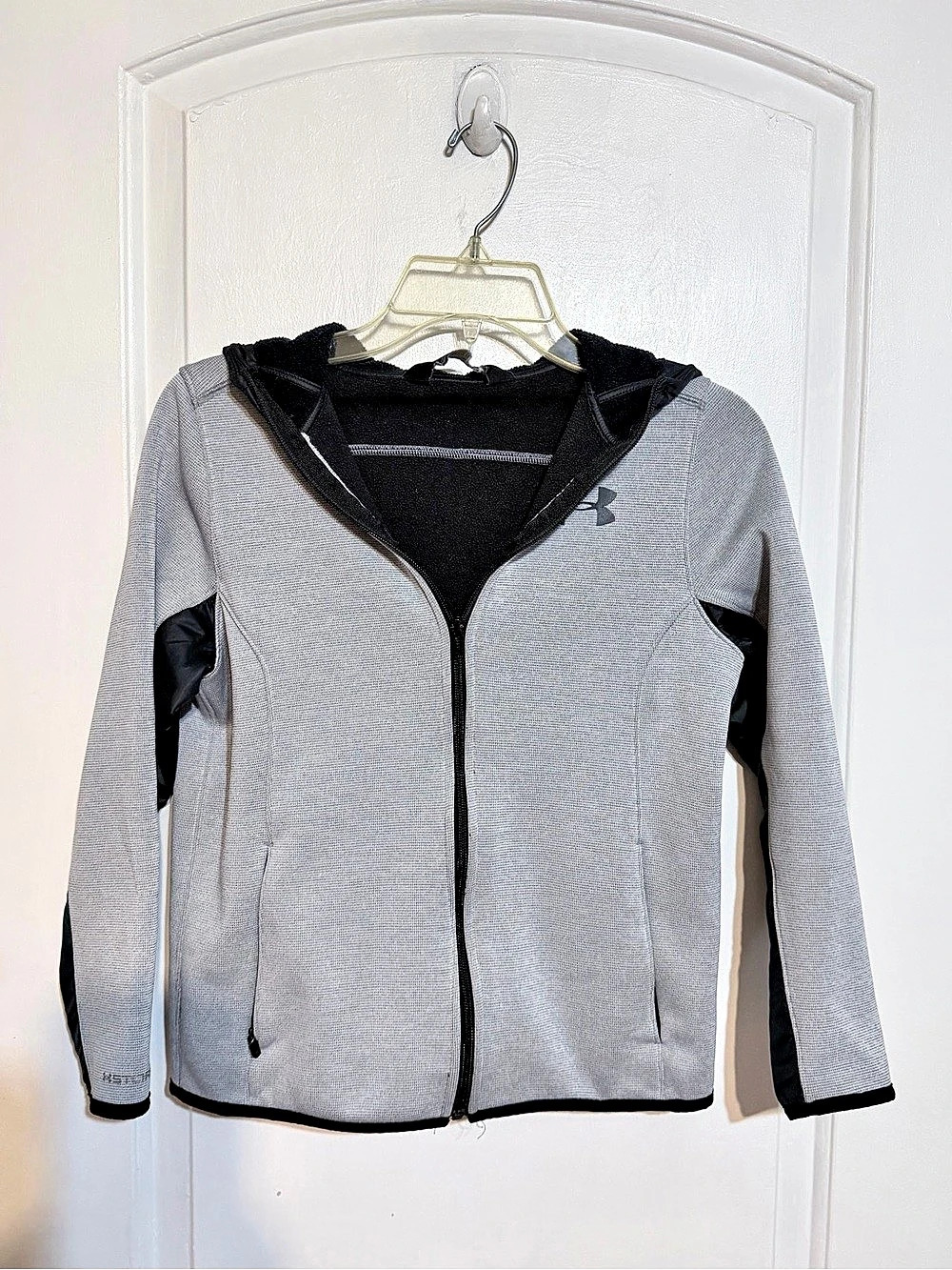 Boys Under Armour Gray & Black Hoodie Jacket Size Medium Like New